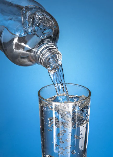 Water Pouring in Glass — Stock Photo, Image