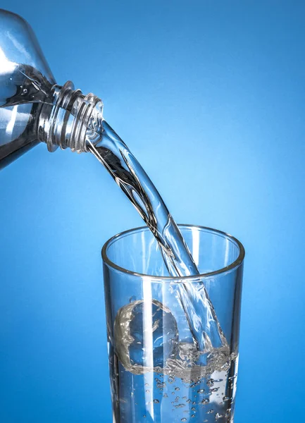 Láhev vody nalil do sklenice — Stock fotografie