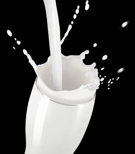 Splash mleka w szkło na czarny — Zdjęcie stockowe