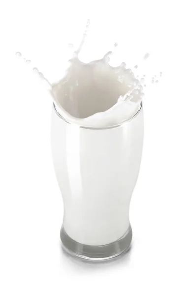 Splash γάλα στο ποτήρι που απομονώνονται — Φωτογραφία Αρχείου