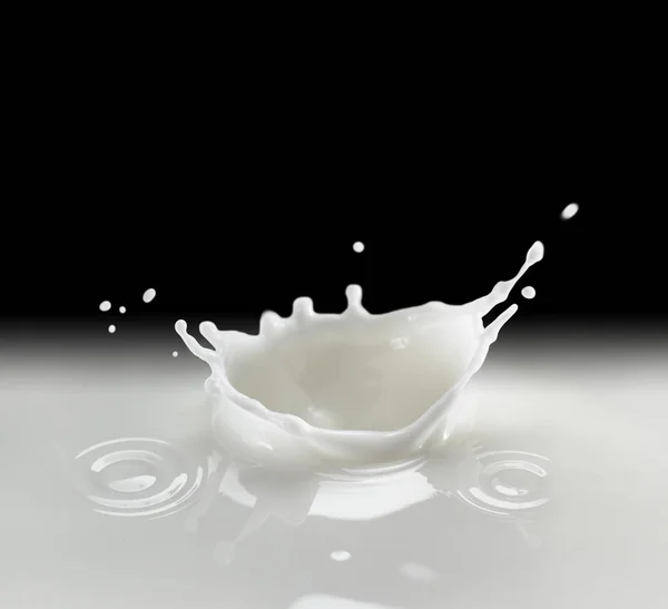 Spritzer Milch auf Schwarz — Stockfoto