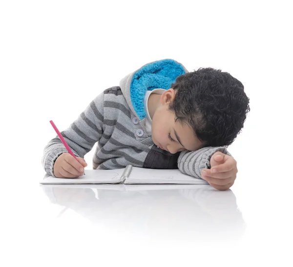 Ung pojke trött studerar — Stockfoto