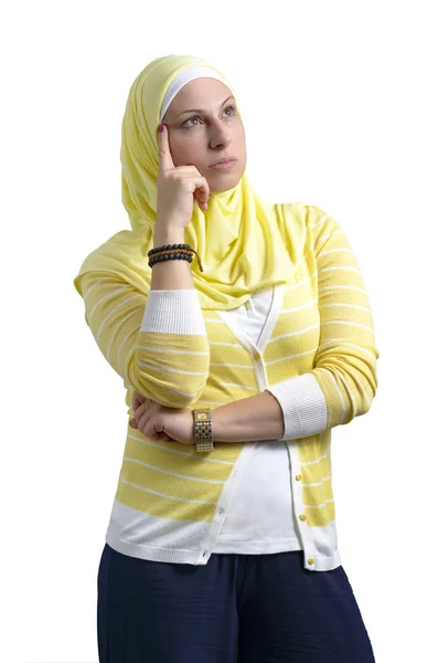 Schöne muslimische Frau denkt — Stockfoto