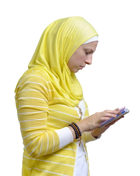 Árabe muçulmano mulher usando ela móvel — Fotografia de Stock