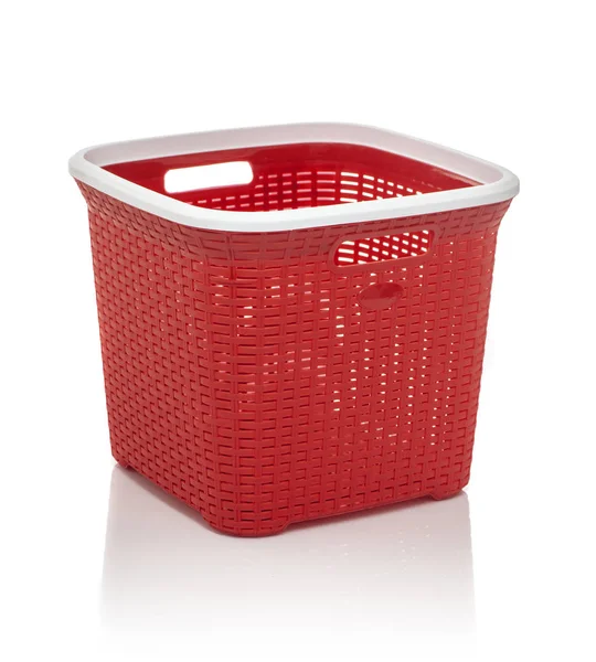 Baasket lavandaria vermelha sobre fundo branco — Fotografia de Stock