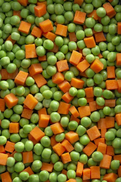 Bio fresco verde pisello e insalata di carote sfondo — Foto Stock