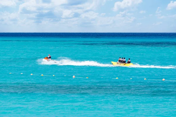 Güneş Işığı Altında Muz Gemisi ile Arka planda Mavi Deniz Suyu, Sharm El Sheikh, Sina, Mısır