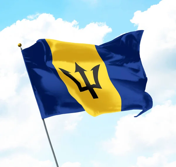 Nationalflagge Von Barbados Mit Himmel Und Wolken Hintergrund Gehisst — Stockfoto