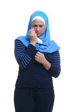 Üzgün, kederli, yas tutan, ağlayan, beyaz arka planda yalnız başına ağlayan, kederli, kederli, kederli, kederli, kederli bir kadın.