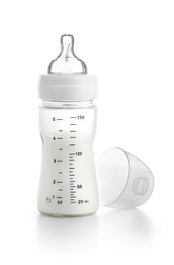 bebek sütü şişesi beyaz arka planda izole