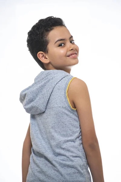 Portrét Mladého Usmívajícího Chlapce Ohlížejícího Zpět Izolované Bílém Pozadí — Stock fotografie