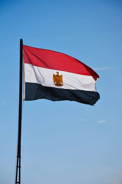 Bandera Ondeante Egipto Levantada Cielo — Foto de Stock
