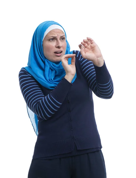 Araba Donna Musulmana Scioccata Dalla Paura Isolata Sul Bianco — Foto Stock