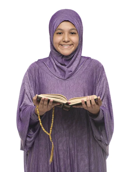 배경에 고립된 아름다운 이슬람 복장의 이슬람 얼굴로 코란의 — 스톡 사진