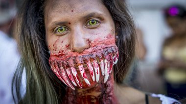 Sao Paulo Brezilya 11 02 2019 Zombi makyajlı kadın yüzünü kapat ve sokak partisinde fantezi kur.