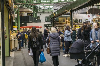 Londra Uk Nisan 12 2019 Borough Market çalışanları pazarda arıyor, satın alıyor ve tüketiyor