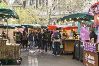 Londra Uk Nisan 12 2019 Borough Market çalışanları pazarda arıyor, satın alıyor ve tüketiyor