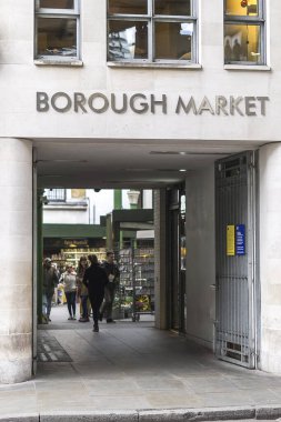 Londra Uk Nisan 12 2019 Borough Market çalışanları pazarda arıyor, satın alıyor ve tüketiyor