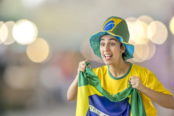 Brasiliansk fläkt med gul t-shirt vibrerande — Stockfoto