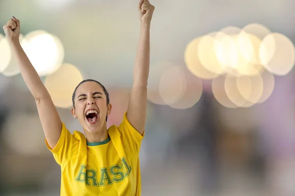 Braziliaanse fan met braziliaans t-shirt vibrerend — Stockfoto