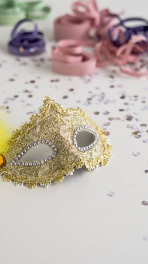 Beyaz arka planda Altın Karnaval maskesi