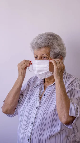 Corona Virüsüne Karşı Koruyucu Maske Takan Yaşlı Bir Kadın — Stok fotoğraf