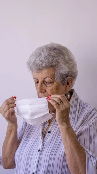 Corona Virüsüne Karşı Koruyucu Maske Takan Yaşlı Bir Kadın — Stok fotoğraf