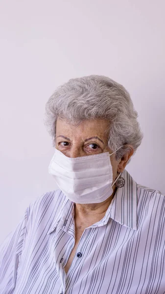 Corona Virüsüne Karşı Koruyucu Maske Takan Yaşlı Kadın — Stok fotoğraf