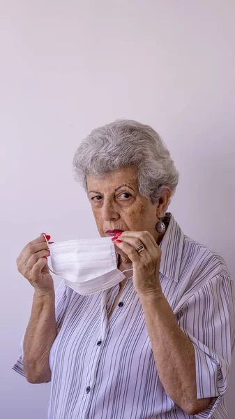 Mulher Idosa Segurando Máscara Protetora Contra Vírus Corona Imagem De Stock