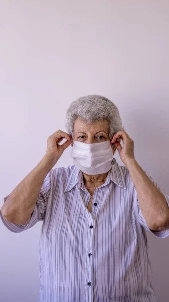 Mulher Idosa Usando Máscara Protetora Contra Vírus Corona Fotos De Bancos De Imagens
