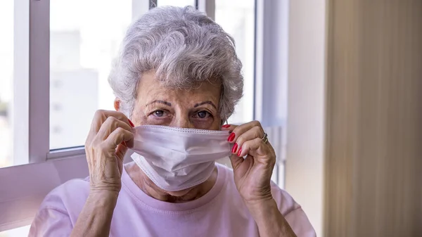 Äldre Kvinna Med Skyddsmask Mot Koronavirus — Stockfoto