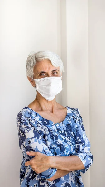 Korona Virüsüne Karşı Koruyucu Maske Takan Kadın — Stok fotoğraf
