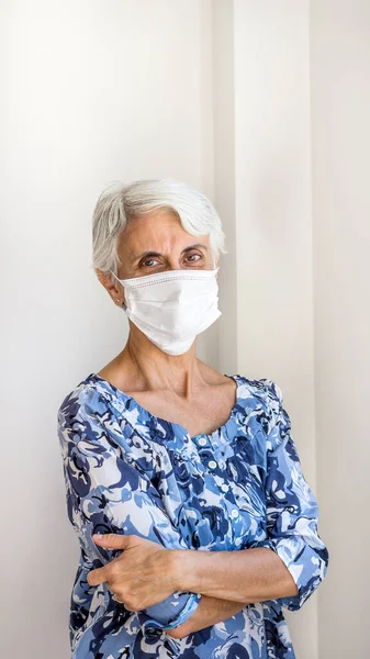 Korona virüsüne karşı koruyucu maske takan kadın
