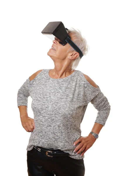 Mujer madura con auriculares VR experimentando realidad virtual — Foto de Stock