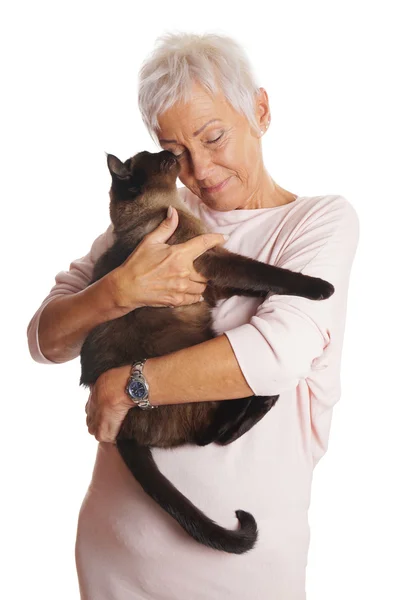 Mogen kvinna håller katt i famnen — Stockfoto