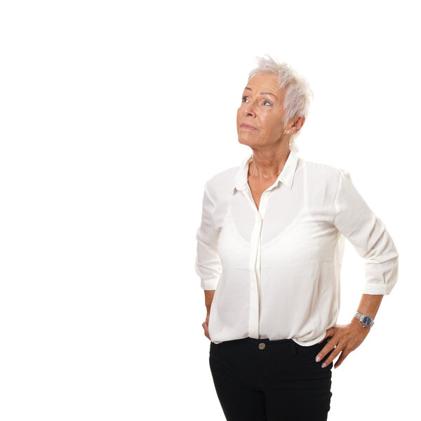 пожилая женщина смотрит вверх на пространство для копирования
