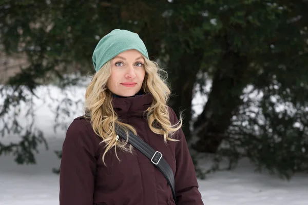 Blond kvinna i vinter mode — Stockfoto