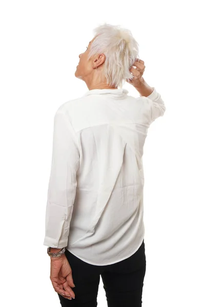 Mulher mais velha coçando a cabeça — Fotografia de Stock