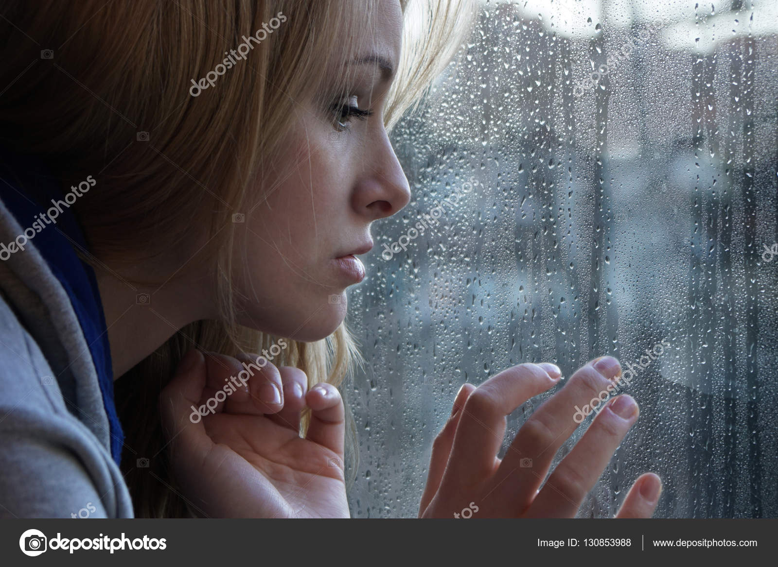 Perfil Bonito Assustado Da Mulher Que Olha Acima Na Obscuridade Vista  Comprimida Do Adolescente Cara Triste Através De Uma Janela Foto de Stock -  Imagem de abandonado, elevado: 140196454