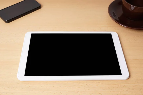 Tablet computer with blank screen on desk — Stock Photo, Image