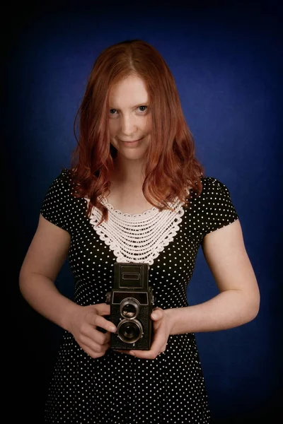 Jovem mulher com câmera velha — Fotografia de Stock