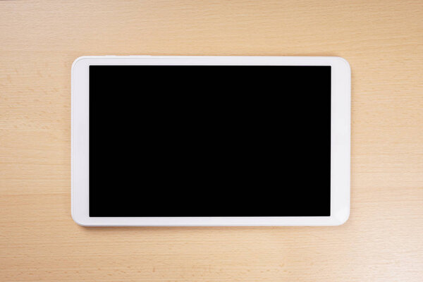 настольный компьютер с дисплеем на деревянном столе
