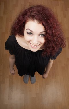 güzel genç kadının ararken yüksek açılı görünüş