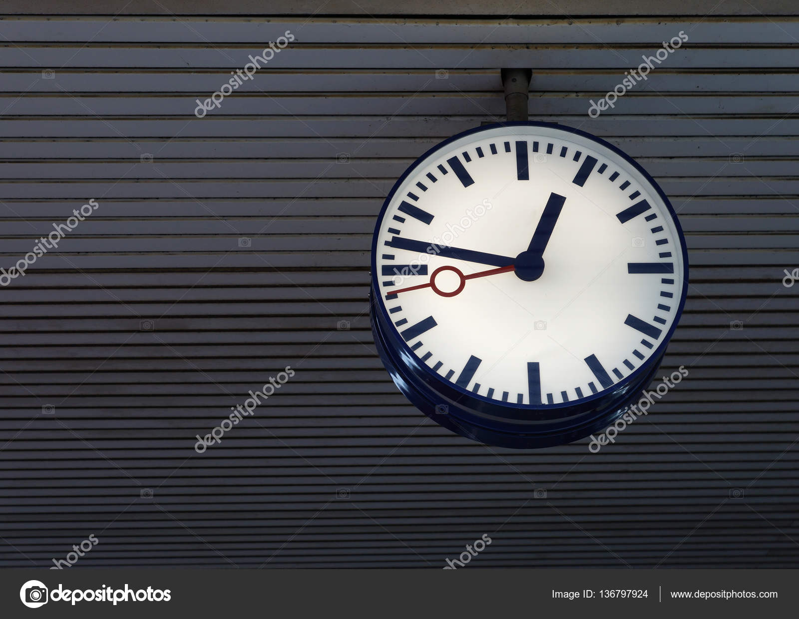 verlichte station klok — Stockfoto © buecax #136797924 verlichte station klok — Stockfoto © buecax #136797924