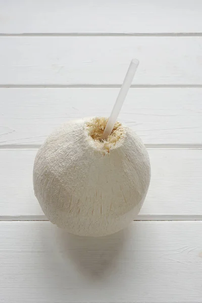 Coco fresco con paja para beber —  Fotos de Stock