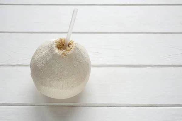 Färsk kokosnöt med dricksvatten halm — Stockfoto