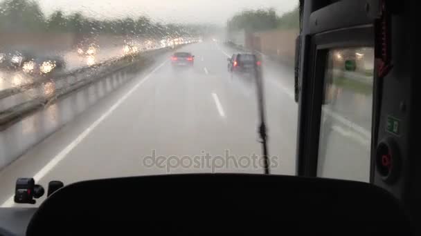 Autos im Regen auf der Autobahn überholen — Stockvideo