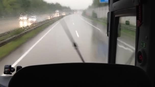 Mit dem Bus durch den Regen auf der Autobahn — Stockvideo