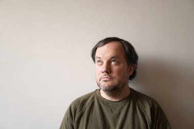 Orta yaşlı adam ararken