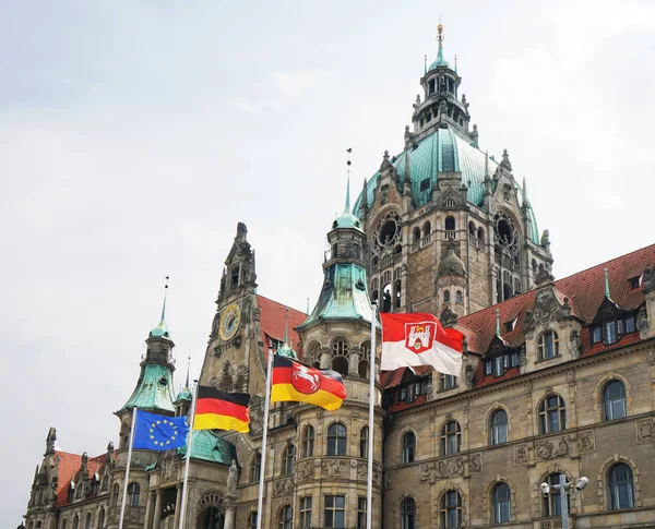 新的市政厅在德国汉诺威与标志 — 图库照片